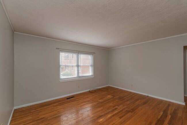 Building Photo - 2 bed/1 bath apartment for rent in Summerville, in-unit washer & dryer!