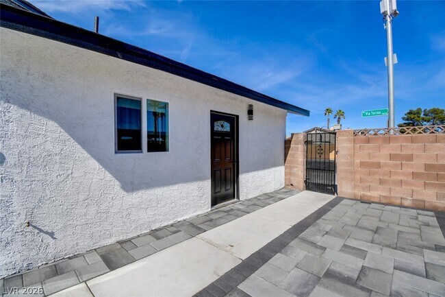 Building Photo - 4401 Vía Torino