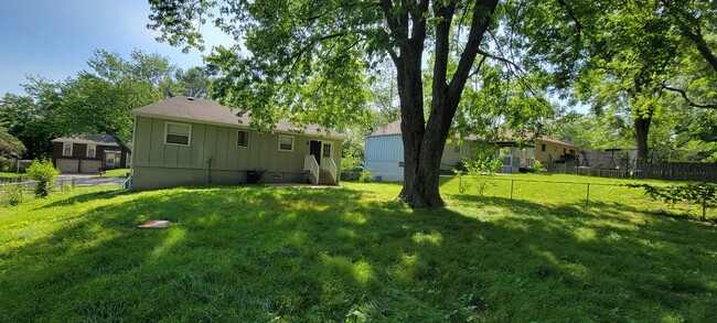 Building Photo - 3 bedroom 1 bath with fenced in Yard!