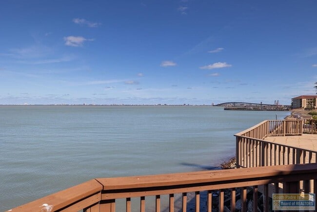 Building Photo - 618 N Shore Dr