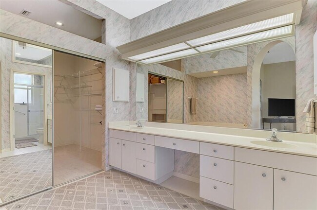Building Photo - 549 Fallbrook Dr