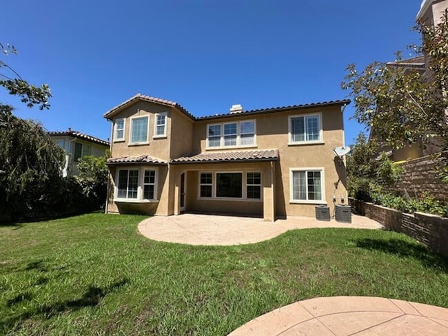 Building Photo - Stunning Executive home with loads of cust...