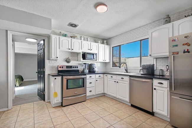 Building Photo - Roomy 3 Bedroom Home with a Fireplace