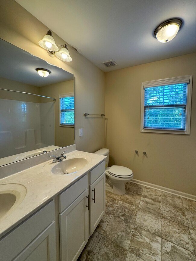 Building Photo - Stunning 4 Bed 2.5 Bath Raeford Home