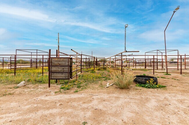 Building Photo - 1.25 Acre 5 Bedroom 3 Bathroom Horse Property in Florence!
