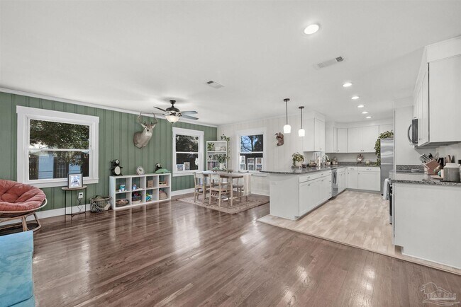 Building Photo - 1800 Foulis Dr