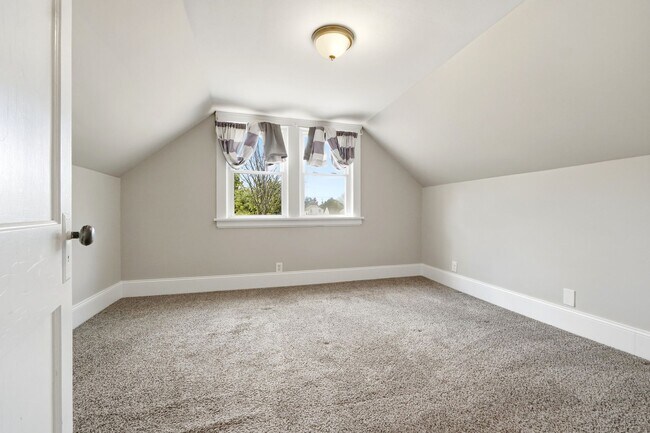 Building Photo - Newly Renovated 2 Bedroom Single Family Home