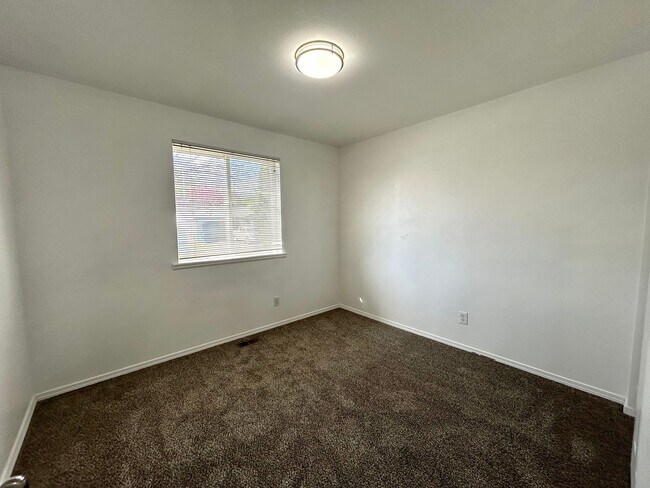 Building Photo - 3 Bed 2 Bath Home with Fenced Yard