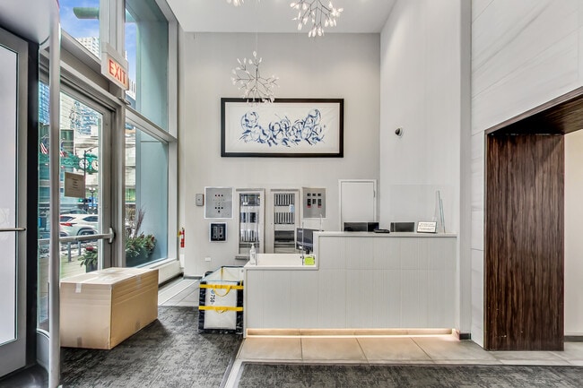 Building Photo - 8 E Randolph St