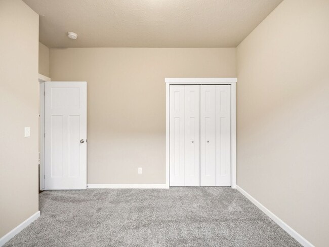 Building Photo - Spacious 5-Bedroom Home with Private Yard & Parking in Spokane