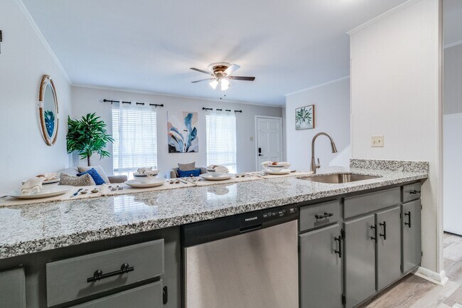 Building Photo - Beautiful and Spacious!  Freshly Renovated...