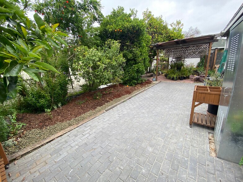 side of studio - 3047 Edgehill Dr