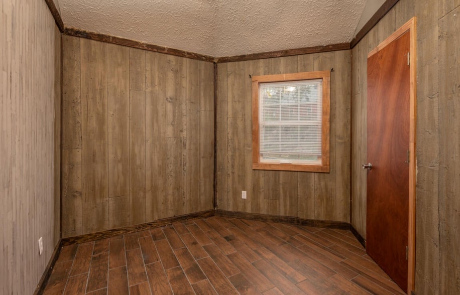 Building Photo - 704 Roundhouse Rd