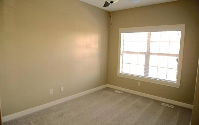 Building Photo - Centennial Pointe West