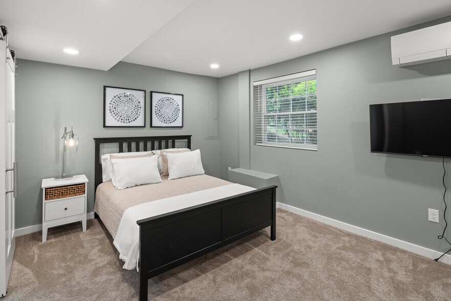 Queen Size Bed W Smart TV - 116 Overlook Rd