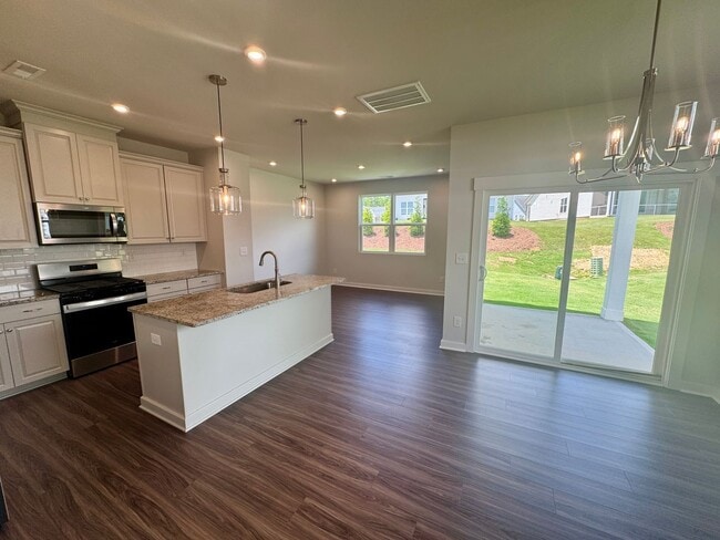 Building Photo - Beautiful 4BR/3BA Townhouse in Griffith Lakes