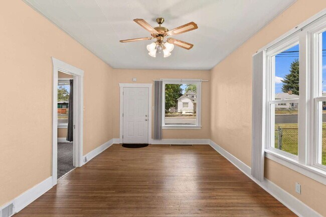 Building Photo - "Charming Spokane Retreat: Cozy 2-Bedroom ...