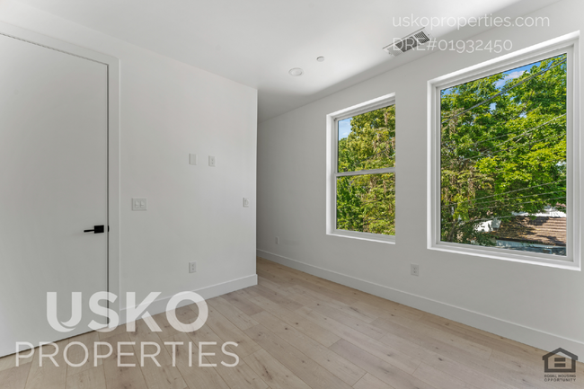 Building Photo - "Chic Urban Living: Spacious 2-Bed, 2-Bath...