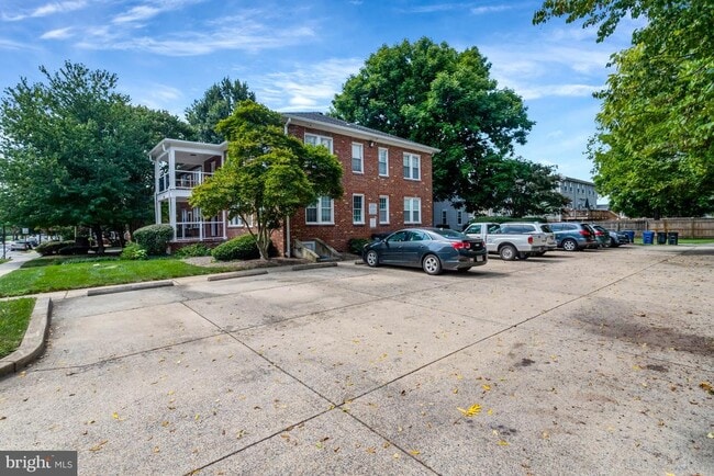 Building Photo - 1800 Dewitt Ave