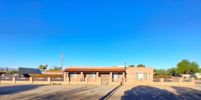 Building Photo - 2650 W Aurora Dr