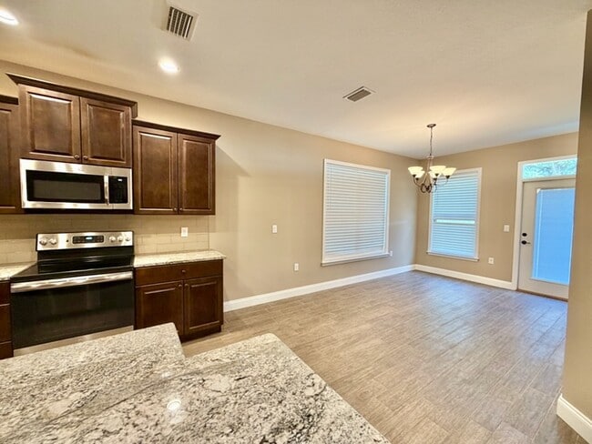 Building Photo - 131 Fetting Ave