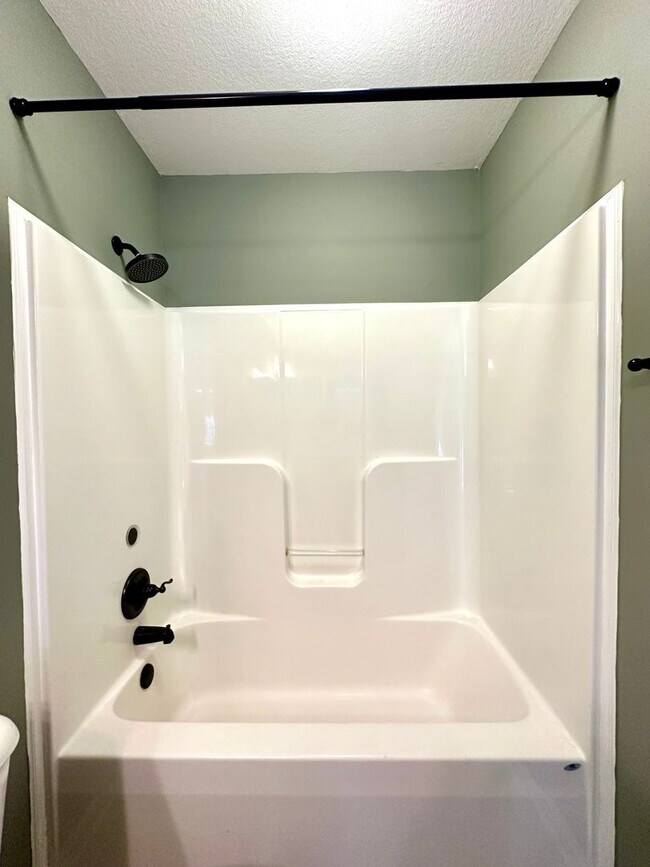 Building Photo - Spacious 3-Bedroom Home with Fenced Yard & Garage!