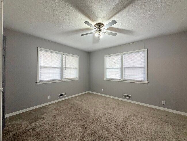 Building Photo - Westport Rd