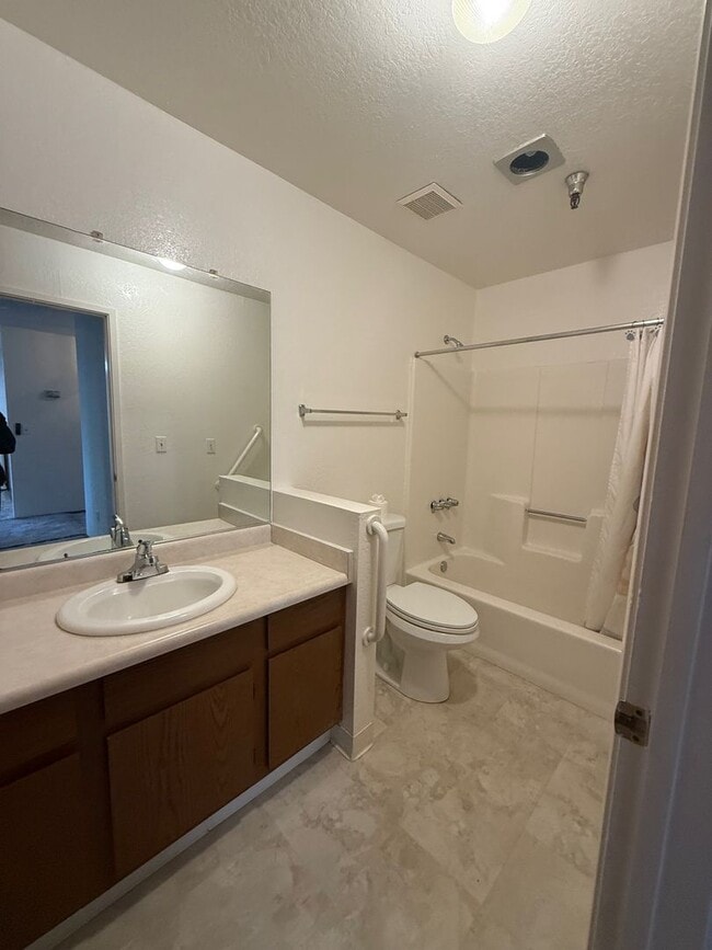 Building Photo - 206 Vista Prieta Ct