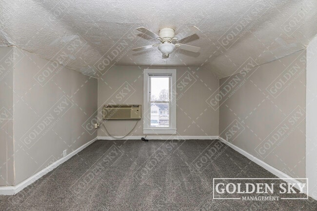 Building Photo - 421 W 9th St