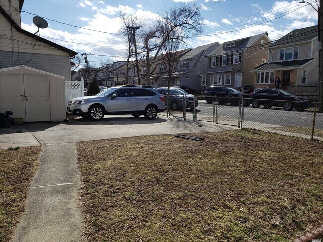 Building Photo - 159-02 59th Ave