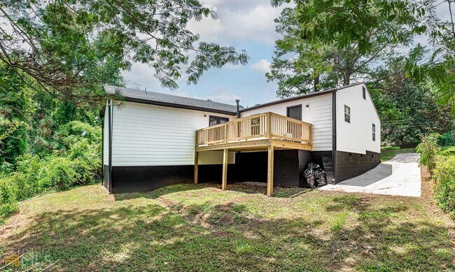 Building Photo - 2145 Castlewood St