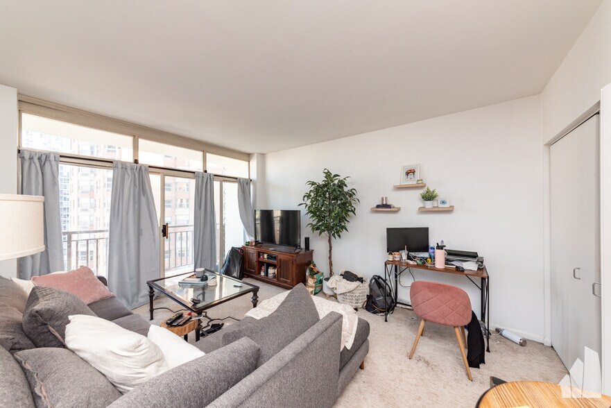 Building Photo - 21 W Chestnut St