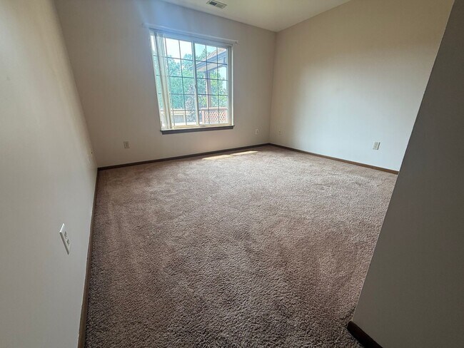 Building Photo - 8655 Scenicview Dr