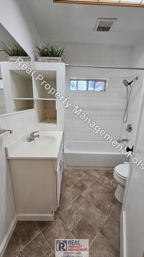 Building Photo - 2 Bedroom 1 Bath in Historic Folsom