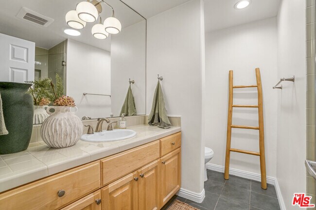 Building Photo - 837 Lincoln Blvd