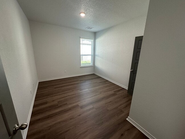 Building Photo - AVAILABLE NOW!