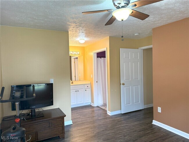 Building Photo - 14800 Lenox Dr