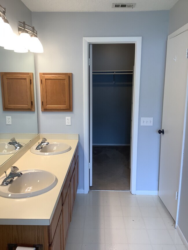 Master bathroom - 1127 Shaffer Trl