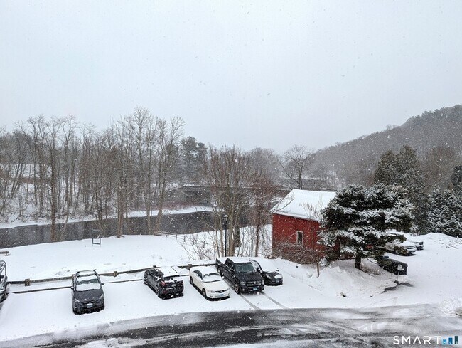 Building Photo - 516 Main St