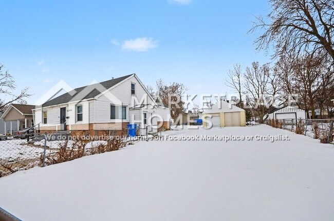 Building Photo - 12444 Sarsfield Ave