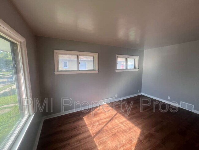 Building Photo - 5650 N 61st St