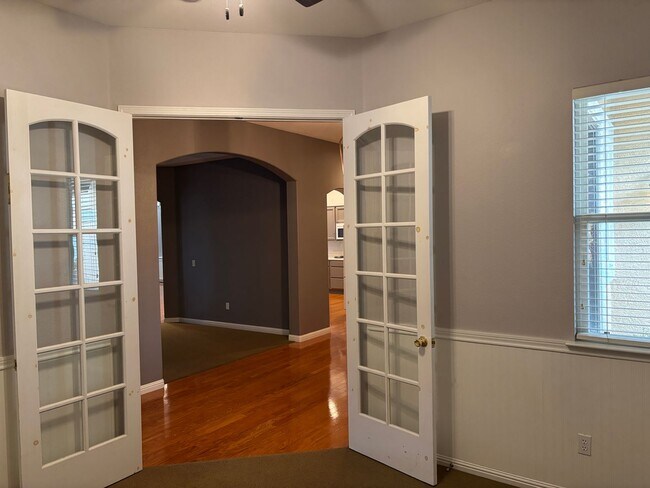 Building Photo - Lakeside Community Beauty