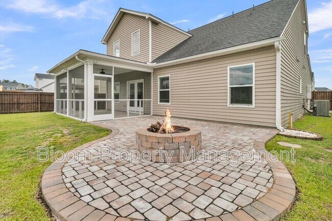 Building Photo - 450 Carrara Dr