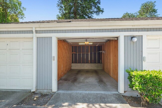Building Photo - Beautiful single level condo, lower level ...