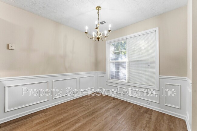 Building Photo - 2088 Manhattan Pkwy