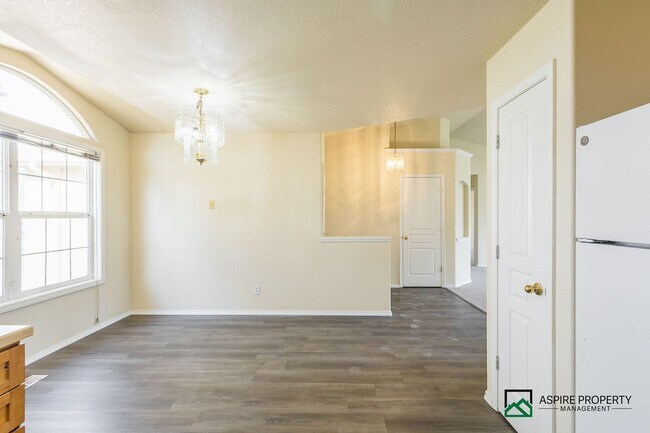 Building Photo - 3 bed 2 bath home