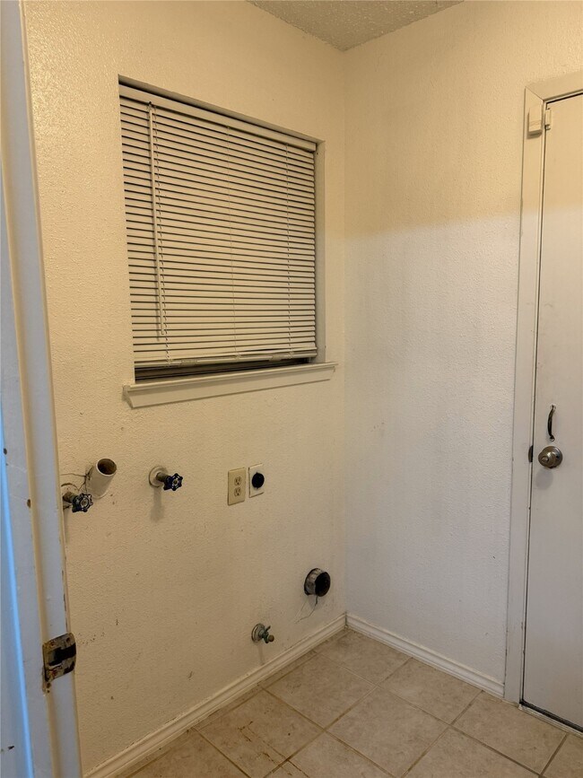 Building Photo - 3323 Big Horn Ct