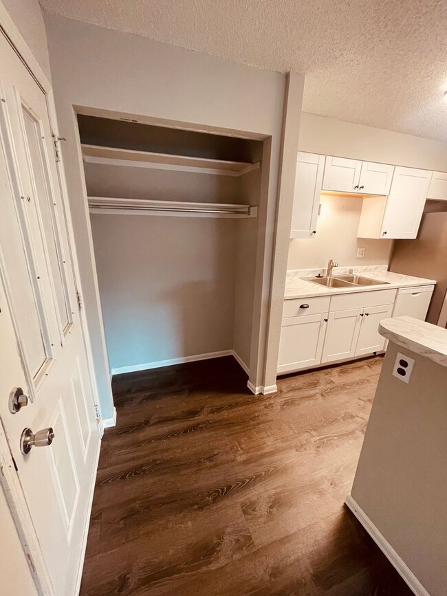 Building Photo - 1 Bedroom Condo in gated Hunting Meadows