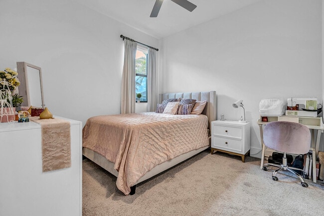 Building Photo - 5320 St Armands Way