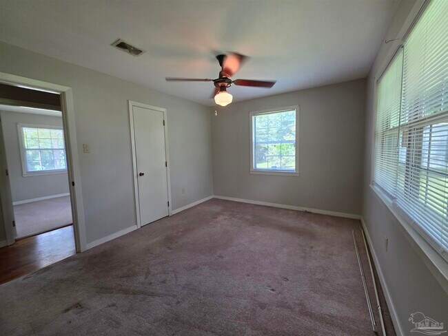 Building Photo - 402 Park Ln E